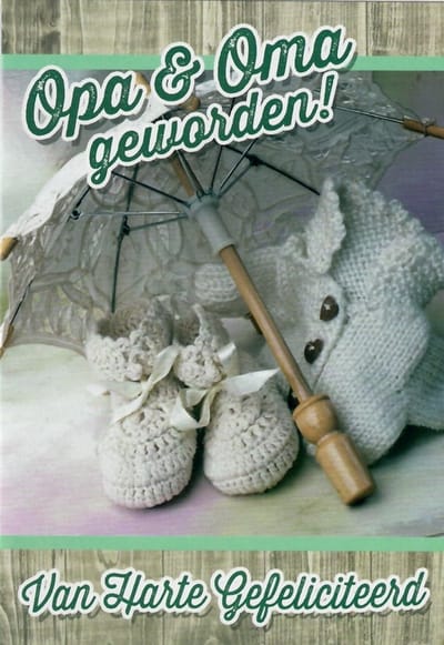 Opa en oma geworden! Van harte gefeliciteerd! Een grappige kaart met een afbeelding van baby schoenen en kleding onder de paraplu. Leuk om zo te geven of om bij een cadeau te voegen. Een dubbele wenskaart inclusief envelop en in folie verpakt.