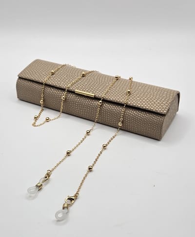 Dames gouden brillenketting met accenten. Inclusief twee hoogwaardige microvezel doekjes / brillenkoord dames / brilkoordje kraaltjes / briltouwtje / ketting voor zonnerbril / cordon de lunettes / Aland optiek 011