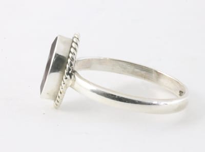 Fijne bewerkte zilveren ring met granaat - maat 19