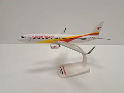 schaalmodel vliegtuig Surinam Airways Boeing 737-800 schaal 1:200 lengte 19,75cm