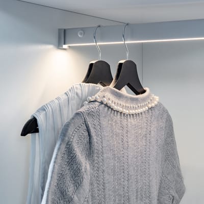 Eleganca Kledingstang LED Verlichting - 90 cm - Bewegingssensor Rechterkant - Kledingroede - Garderobestang - Aluminium - Zilver