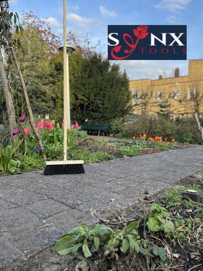 Synx Tools bezem Stadsbezem Straatbezem 30CM - Colombo Bezem - Natuurvezel haren - Straatbezem haren - Bezems Buiten - Schrobborstels - Buitenbezem - schoonmaakartikelen - Incl. Steel 150cm