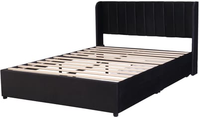 Een bed van 140 x 200 cm, bekleed met fluweel, met lattenbodem, hoofdbord en twee lades, in het zwart.