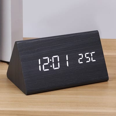 Driehoekig, donker houtkleurig. Digitale wekker met duidelijke led-cijfers en temperatuurweergave.