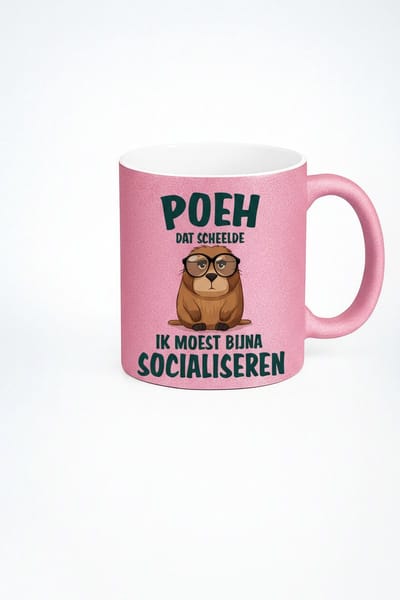 “Poeh Dat Scheelde – Ik Moest Bijna Socialiseren” 330ml Roze Glitter Koffiemok – Grappige Introverte Bever – Leuk Cadeau Idee