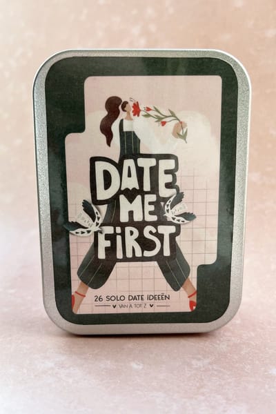 Date me first - 26 solo date ideeën om jezelf mee op date te nemen - van A tot Z date ideeën - solo date ideeën kaartenspel -Yess made