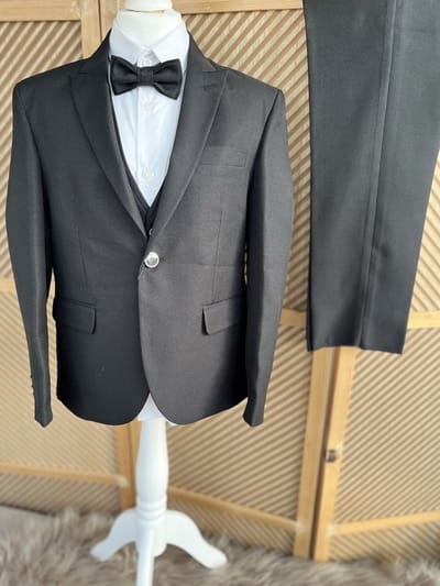 luxe jongens kostuum-zwarte jongens pak-4 delige set-blazer broek vest hemd strik-effen- zwarte klassieke blazer-vest-kostuumbroek-witte hemd-bruidsjonkers-bruiloft-feest-communie-lentefeest-verjaardag-fotoshoot- 11-12 jaar