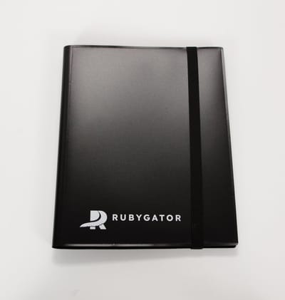 RubyGator - 9-Pocket Essential Binder - 360 Kaarten - Verzamelmap - Elastische band - Premium Kwaliteit - Zwart - Sideload - Map - Kaartenmap - 9 Vakken - Zij vakken