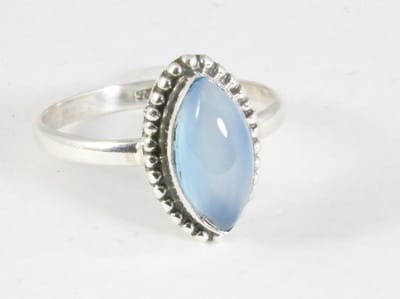 Fijne bewerkte zilveren ring met blauwe chalcedoon - maat 17.5