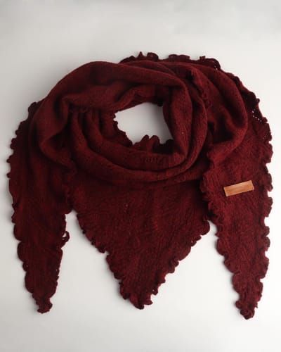 Driehoek Sjaal Dames – Accessories Junkie Amsterdam – 118x180 cm – Gebreid Ajour – Bordeaux Rood – Wolblend