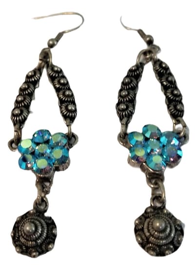 Zeeuws meisje - zeeuwse knoopjes oorhangers zwaar verzilverd met echte swarovski kristal steentjes lichtblauw