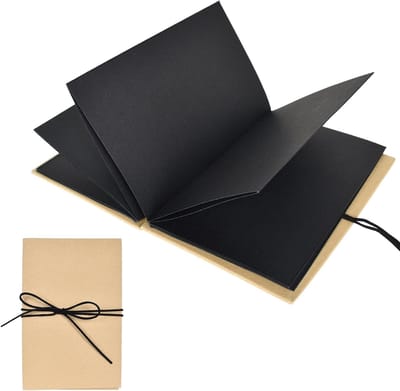 Vintage Fotoalbum Scrapbook voor Herinneringen, 5 Inch, Perfect als Verjaardagscadeau, Trouwcadeau of Afstudeercadeau, 17.5 x 11.5 cm, Zwart, Met Accessoires voor Creatieve Projecten
