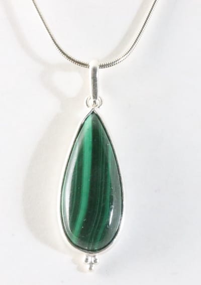 Lange druppelvormige zilveren hanger met malachiet aan ketting