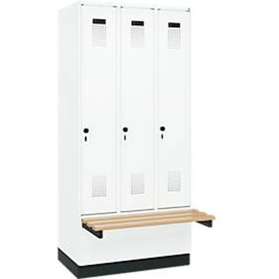 Garderobekast C+P Evolo Plus, 3 vakken van elk 300 mm breed, sokkel, zwevende bank, B 900 x D 815 x H 1950 mm, draaigrendel, verkeerswit/verkeerswit