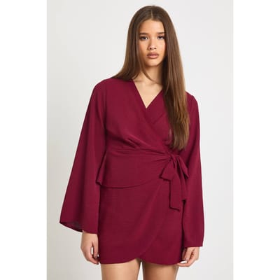 boohoo Dames Gehamerde minijurk met wikkelvoorkant | Merlot | Maat: 8