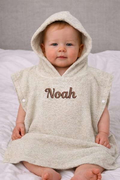 Badponcho creme met geborduurde naam