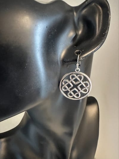boho zilvrkleurige oorbellen met een rondje met hartjes | Make up | Parfum | Moederdag | Verjaardagscadeau| Cadeautje| Valentijnsdag| Kado | sieraden | vaderdag | oorbellen | oorsieraden