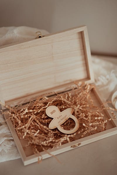 Bolletoet houten kistje - met houten speentje - bekendmaking - zwangerschap