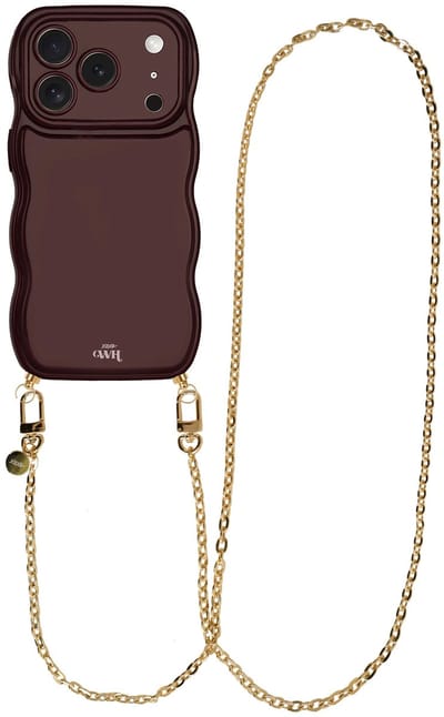 xoxo Wildhearts Glossy Wavy Cord Case Burgundy - Geschikt voor iPhone 17 Pro - Dreamy - Lang koord - Glimmend telefoonhoesje met golven - Hoesje met koord - Gouden ketting - lang telefoonkoord - Bordeaux rood hoesje - Lange variant koord