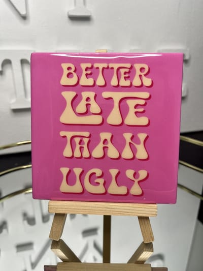 Tegeltje "Better late than ugly"  | Viva Femme | Tegeltjes met tekst