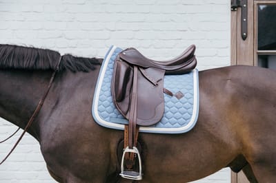 Kentucky Horsewear - Zadeldoek met gevlochten koord - Zadeldekje - Dressuur - lichtlbauw