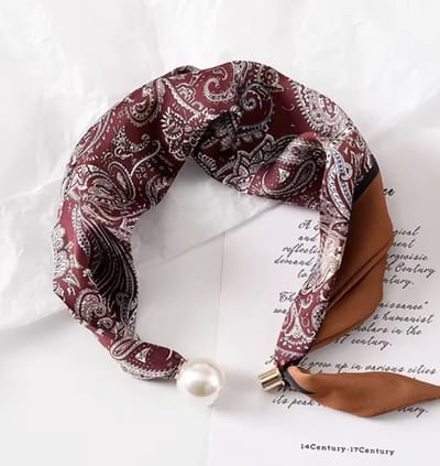 Sjaal bruin met parelsluiting - Paisley print - Sjaaltje - Scraf - Bruin - Wit - Zwart - Blauw - Crème - Roze - Parelsluiting - Magneet - Accessoires - Voor om je nek - Stijlvol - Outfit - Gewoon Leuk!