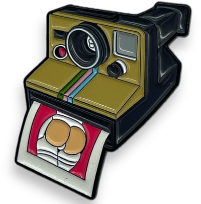 Retro Camera Enamel Pin – Polaroid Stijl Broche met Speelse Foto – Kinky Pleasure Vintage-Inspired Pin