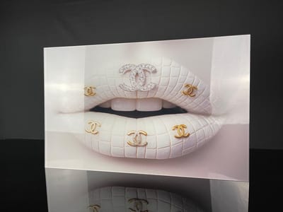 White Chanel Lip schilderij op plexiglas 120x80cm