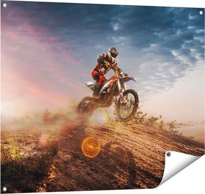Gards Tuinposter Motorcross op een Heuvel bij Zonsondergang - 100x80 cm - Tuindoek - Tuindecoratie - Wanddecoratie buiten - Tuinschilderij