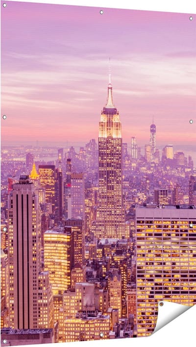 Gards Tuinposter New York Skyline met Lichten bij Zonsondergang - 100x150 cm - Tuindoek - Tuindecoratie - Wanddecoratie buiten - Tuinschilderij