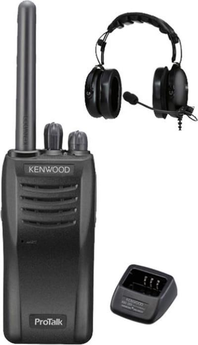 Kenwood TK-3501 PMR446 portofoon met Kenwood KHS-10D-OH headset en tafellader