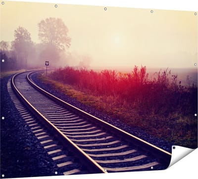 Gards Tuinposter Spoorweg Rails tijdens de Herfst met Mist - 160x120 cm - Tuindoek - Tuindecoratie - Wanddecoratie buiten - Tuinschilderij