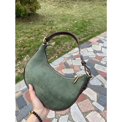 Dernier Sac d'aisselle Niche Printemps et Été pour Femmes Style Haut de Gamme et Sac Cabas Bandoulière Polyvalent en Forme de Croissant pour Femmes