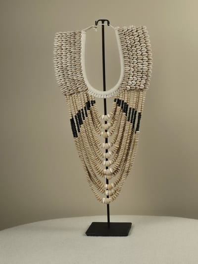 Blitzdeco - Schelpen Ketting - Sara - Op Standaard - Wit/Beige - Handgeregen Decoratie