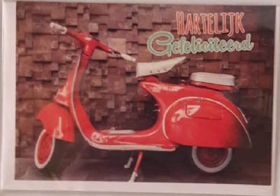 Hartelijk gefeliciteerd! Voor alle scooterrijders is dit een geschikte wenskaart om te krijgen. Een leuke kaart om zo te geven of om bij een cadeau te voegen. Een dubbele wenskaart inclusief envelop en in folie verpakt.