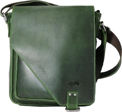 Schoudertas Van Trendy En Soepel Groen Rundleer, Deze Hippe Tas Heeft Een Klep Met Magneetsluiting