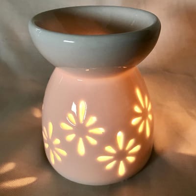 Oliebrander in wit keramiek met uitgesned（Met de hand gemaakt）en bloemen 9x7,5x7cm Aromabrander voor geurolie of wax smelt