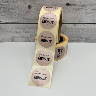 Geboorte sticker rol Hoera een meisje - cadeausticker baby - sluitsticker geboortekaart - kraamcadeau sticker - 500 stuks