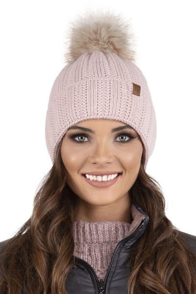 Vivisence Dames Wintermuts - Zacht Gebreid Materiaal met Modieuze Steek en Pompon Van Imitatiebont - Warme Fleece Voering voor Comfort Pasvorm en Minder Statisch Haar tijdens Koude Winterdagen - Roze