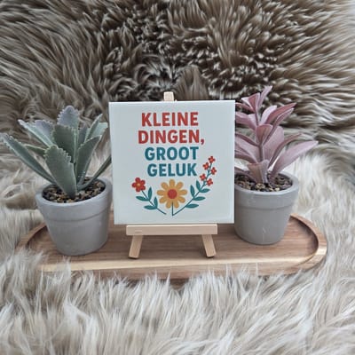 Wenstegeltje – Kleine dingen groot geluk – Origineel cadeau – Keramiek 10x10 cm – Trendy nu – Cadeau familie, vriend(in) of zomaar – Woon decoratie – Decoratief Tegeltje met Standaard – Cadeau Idee