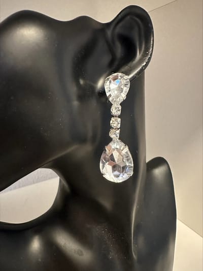 Luxe strass teardrop oorstekers | Make up | Parfum | Moederdag | Verjaardagscadeau| Cadeautje| Valentijnsdag| Kado | sieraden | vaderdag | oorbellen | oorsieraden