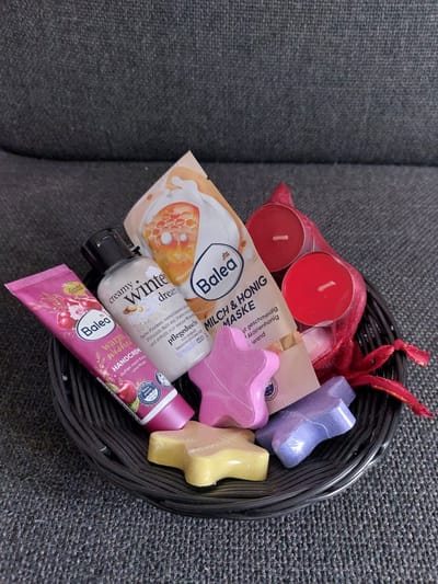 Beauty Verwenpakketje Verzorgingsproducten | Geschenkpakketje in Rieten Mandje - 16-delig Verwenpakketje