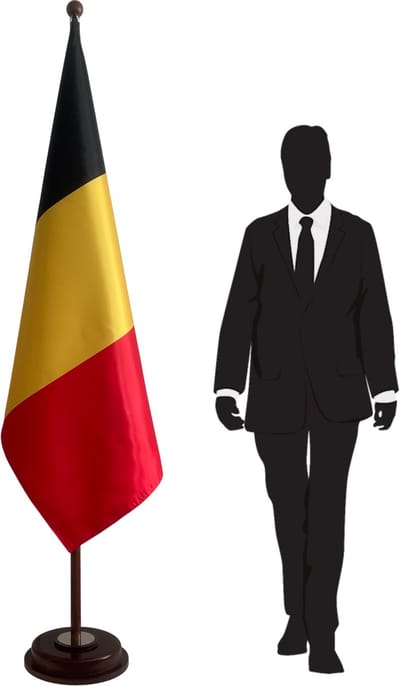 Belgische vlag met houten standaard en mast – donker gelakt hout – zilverkleurige afwerking – 100x150 cm dubbelzijdig bedrukt – moderne kantoor vlag voor binnengebruik