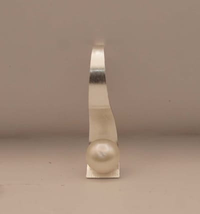 Hanger van golven motief met witte zoetwater parel - mooie sterling zilveren hanger met een parel - beautiful pendant silver - sierlijke bedel voor aan ketting - bedel met parel voor aan collier - leuke dames hangertjes van zilver
