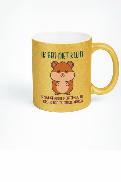 Grappige Mok met Tekst 'Ik Ben Niet Klein, Ik Sta Gewoon Dichterbij De Grond' – Hamster – Glitter Mok Goud – Cadeau Vriendin Collega – Keramiek 330 ml