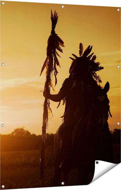Gards Tuinposter Indiaan met een Speer bij Zonsondergang - 90x120 cm - Tuindoek - Tuindecoratie - Wanddecoratie buiten - Tuinschilderij