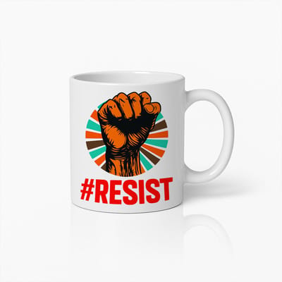 #Resist Mok 330ml – Krachtige Vuist Ontwerp Beker – Inspirerend Cadeau voor Activisten, Strijders & Vrijheidsliefhebbers