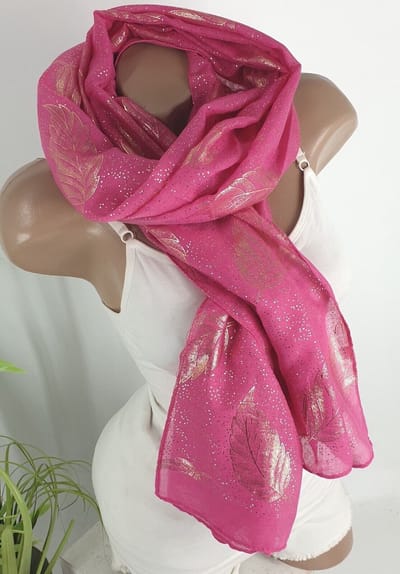 Zomersjaal dames kleur pink cherise met goudkleurige bladerenprint maat 180 x 70 centimeter