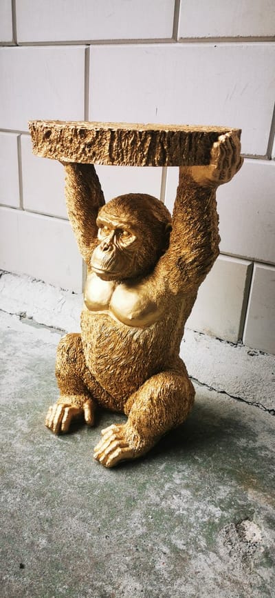 Gouden Gorilla Bijzettafel - Decoratief Beeld - 51 cm Hoog - Ø 30 cm - Polystone - Urban Jungle Eye-catcher