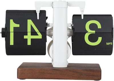 Retro design wandklok met grote cijfers en houten basis, digitale opklapklok en automatische schommelklok voor stijlvolle inrichting en tijdsweergave